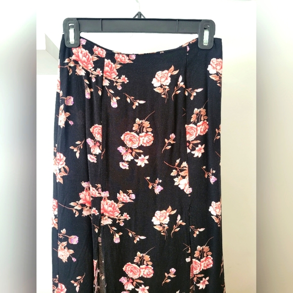Forever21 Black Floral Skirt - Picture 2 of 4
